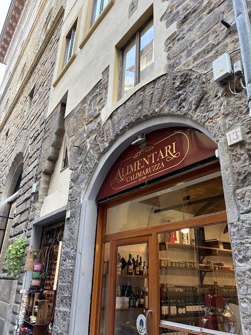 Dai farmaci alle eccellenze gastronomiche: la seconda vita di Stefano e Aurora nell’antica bottega di Via Calimaruzza